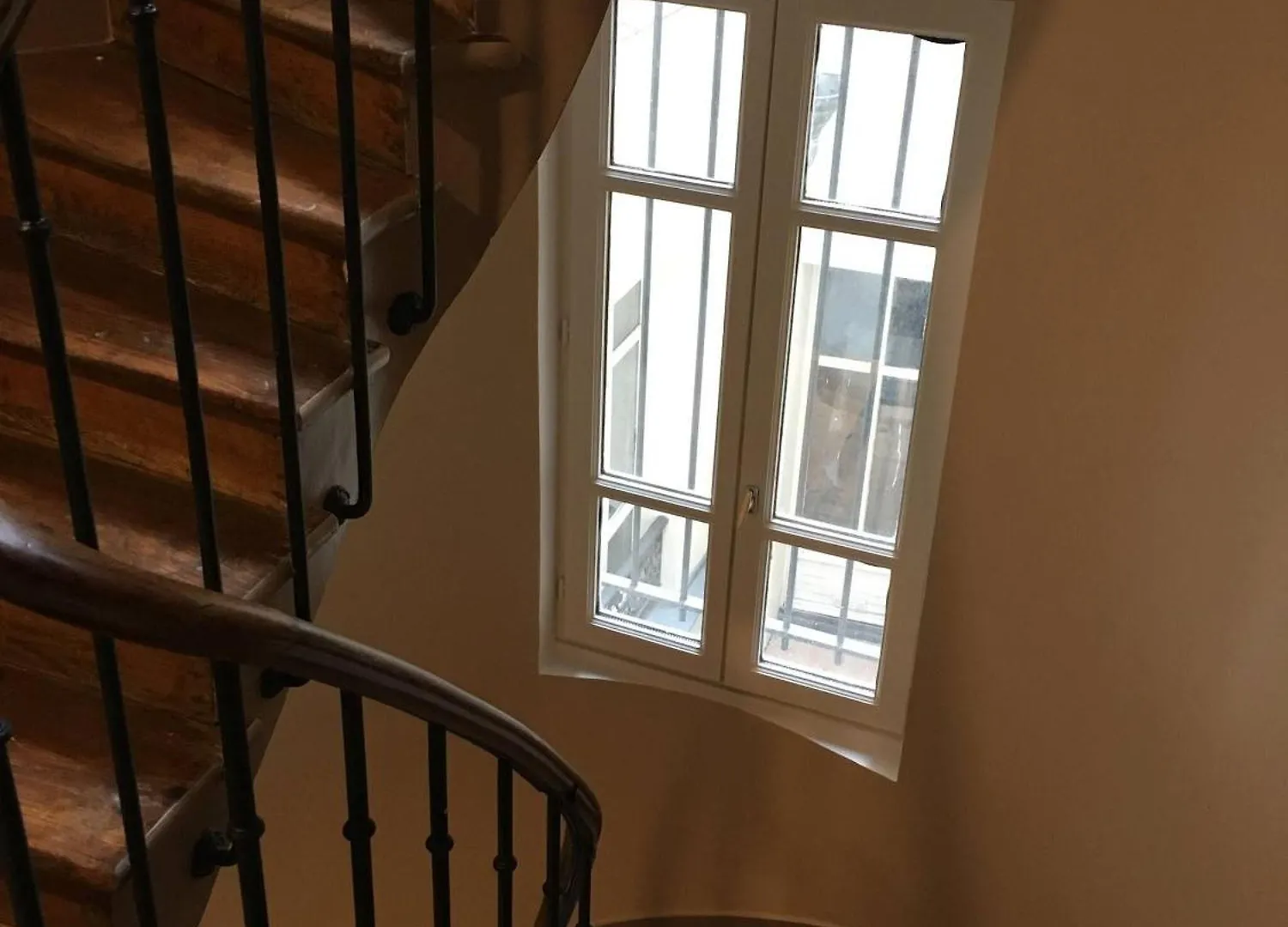 Renovated Terraced Apartment In Montmartre Paris