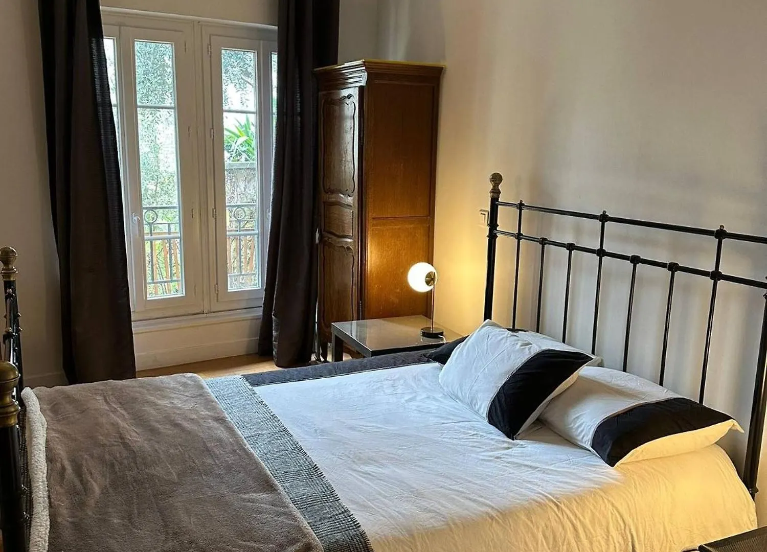Renovated Terraced Apartment In Montmartre Paris France