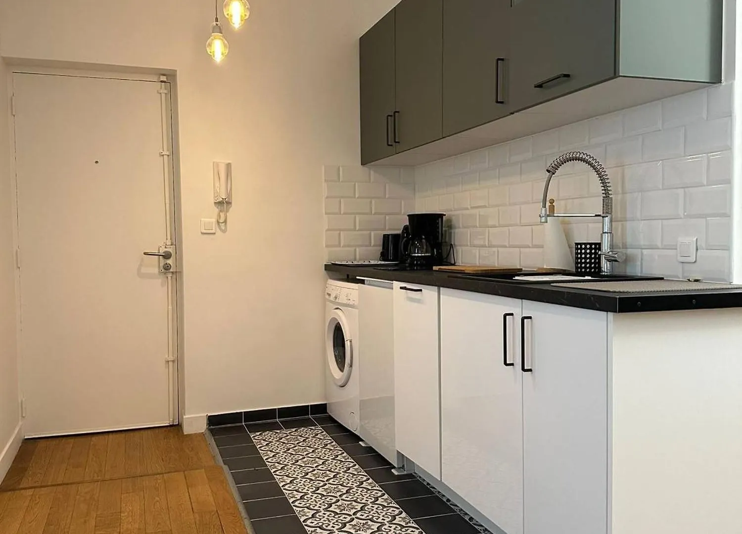 Renovated Terraced Apartment In Montmartre Paris France