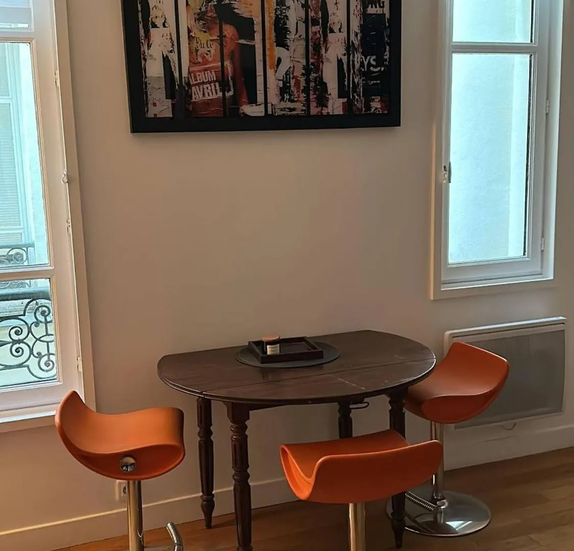 Renovated Terraced Apartment In Montmartre Paris France
