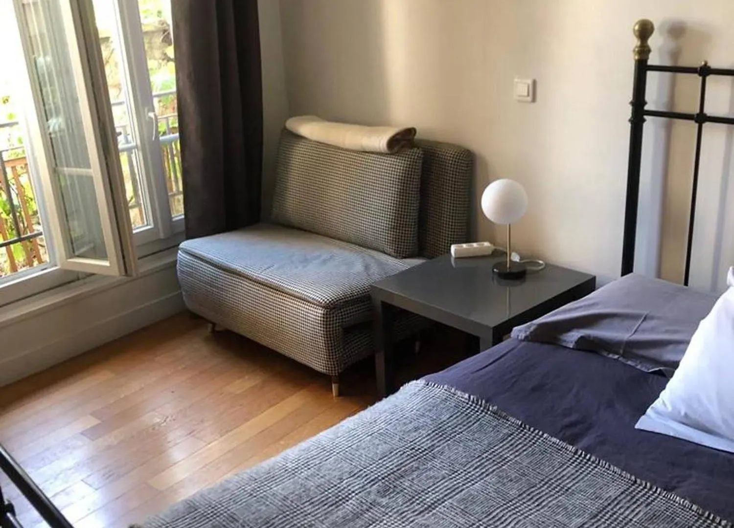 Renovated Terraced Apartment In Montmartre Paris France